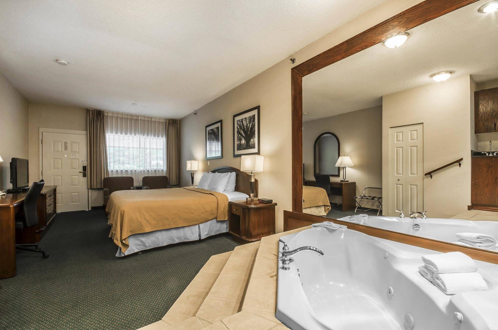 Art Infiniti Hotel Pitt Meadows 외부 사진